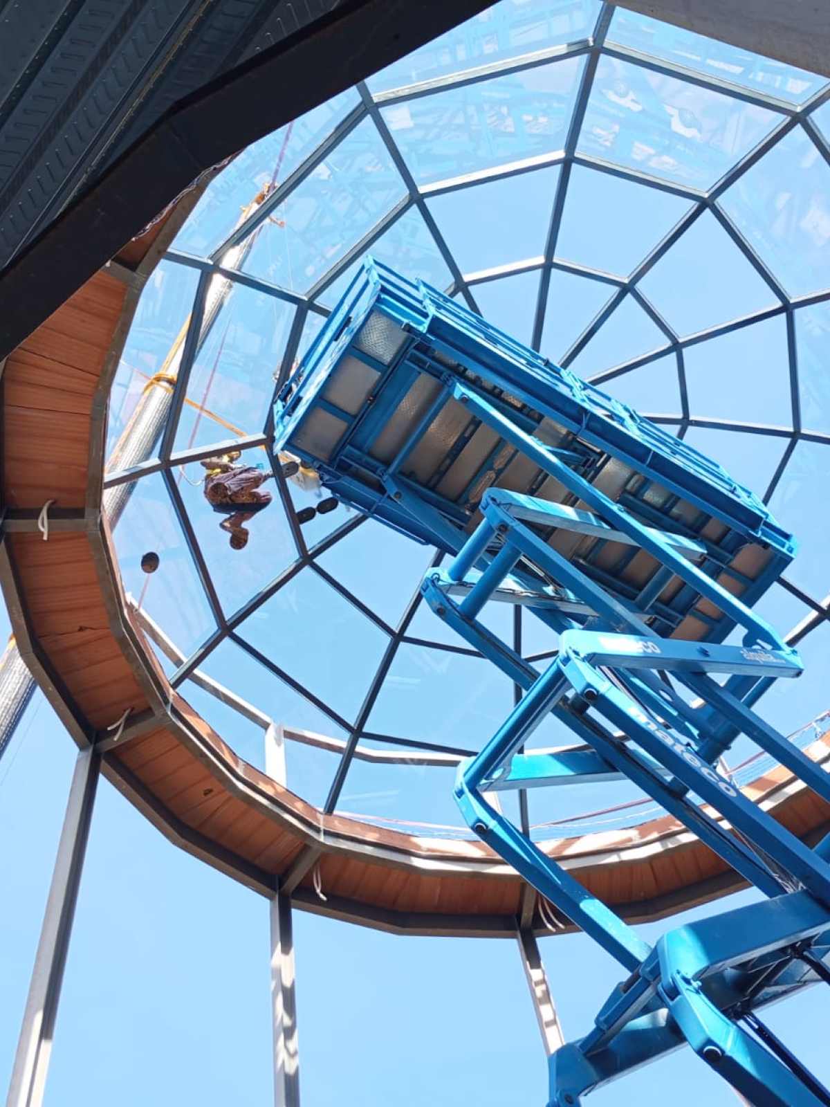 Construcción de edificio comercial Bernacor