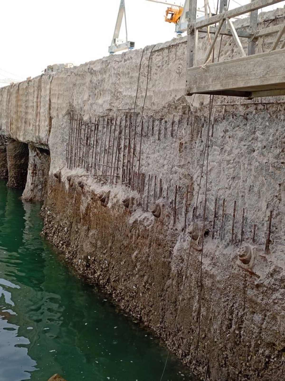 Reparación estructural de la viga cantil del Muelle Central Offshore de La Cabezuela