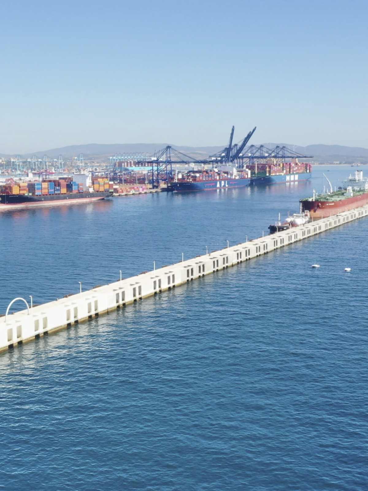 Refuerzo del espaldón del Dique de Abrigo Exento de Isla Verde Exterior