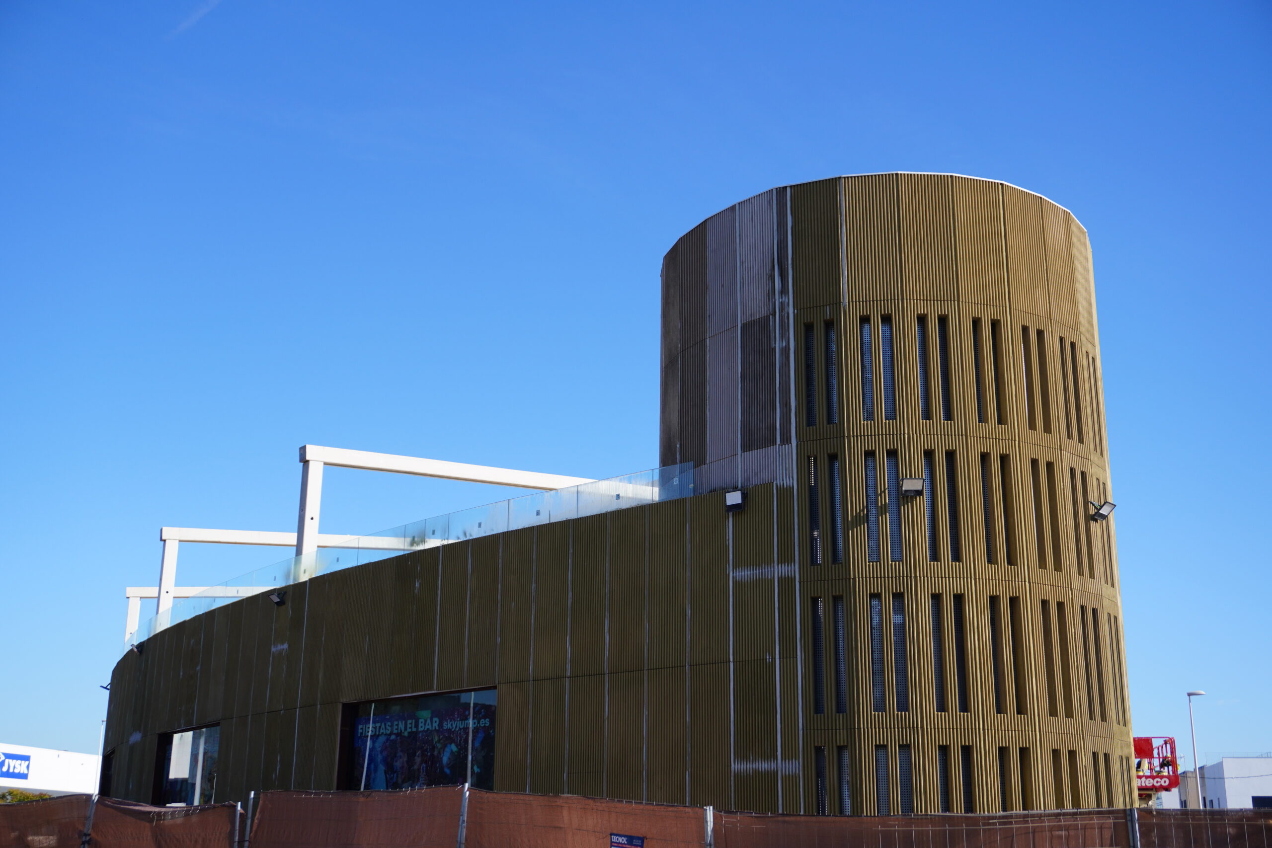 Construcción de edificio comercial Bernacor