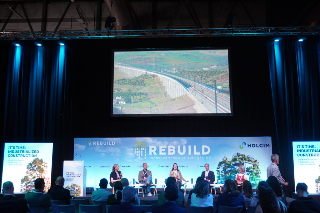 Elvira Iglesias (Directora Financiera/Administración), Pere Armora (Presidente del Clúster de Construcció Industrialitzada de Catalunya), Maialen Oregi Arbide (Directora de Mercado en Build:Inn), Aritz Gonzalez Ochoa (Director General BAI Building & Architecture Institute) y Elena Pliego (Profesora en Edificación y Obra Civil de Red EyOCa).