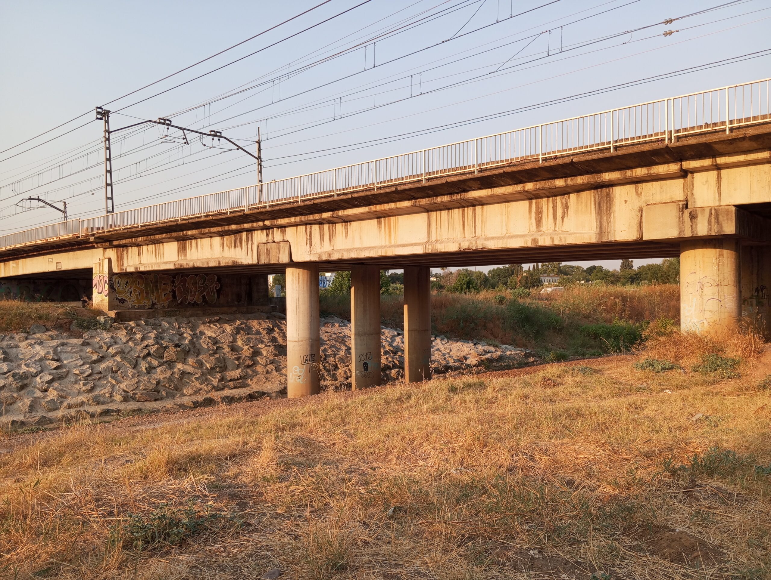 Reparación del viaducto ferroviario sobre la Ronda Súpernorte y el arroyo Tamarguillo en Sevilla